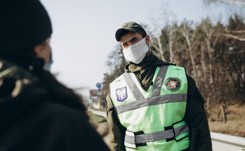 Нацгвардия и полиция на въездах-выездах Киева проверяет соблюдение норм перевозок