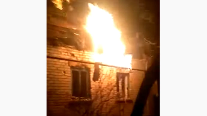 В Станице Луганской возобновились обстрелы, пылает жилой дом - источник