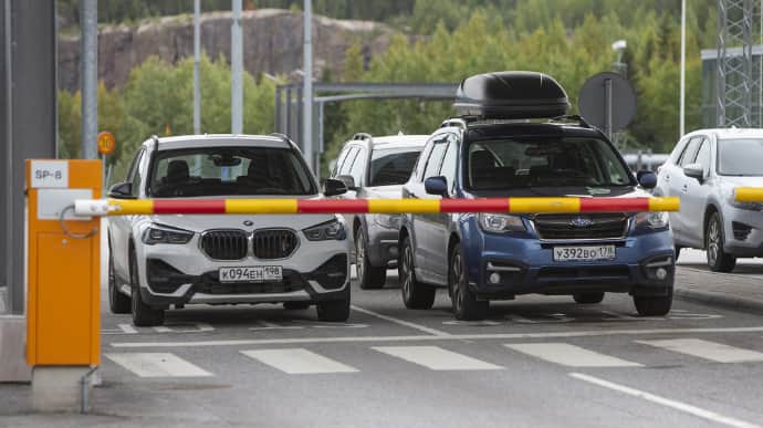 Фінляндія попередила, що авто з номерами РФ повинні залишити країну до 16 березня