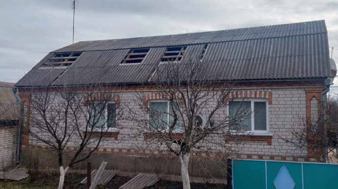 Житомирщина: внаслідок ракетного удару по Чуднову вибило вікна й двері будинків