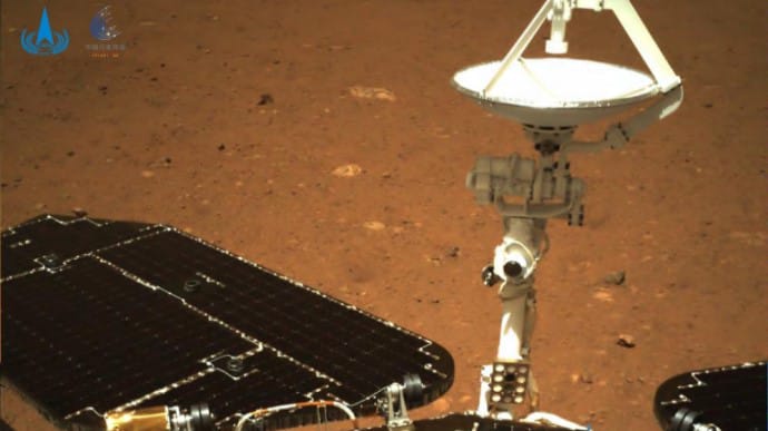 В поисках жизни: китайский марсоход начал исследовать Красную планету