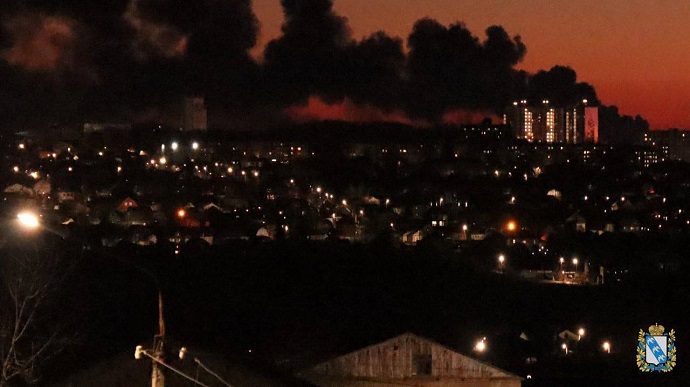В российском Курске – пожар на аэродроме, власти говорят: это атака беспилотника