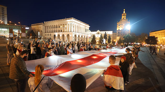 На Майдане развернули большой бело-красно-белый флаг