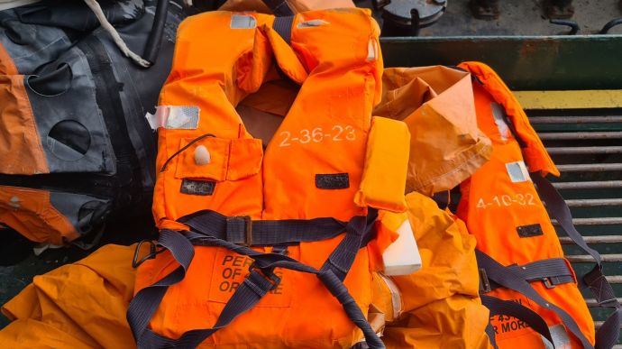 В море нашли дырявый плот с вещами моряков из затонувшего крейсера Москва