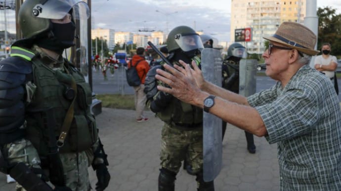 Беларусь: в Гродно силовики пытались разогнать протестующих слезоточивым газом