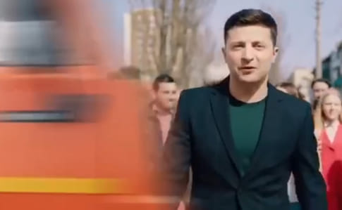 У Порошенко опубликовали ролик, где фура сбивает Зеленского