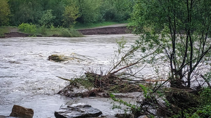Через сильні зливи на українських річках піднімається вода