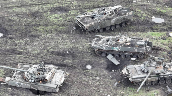 ЗСУ показали, як росіяни відпочивають у спалених танках під Вугледаром