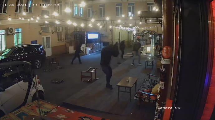 Посольство Німеччини закликало розслідувати напади на столичні бари