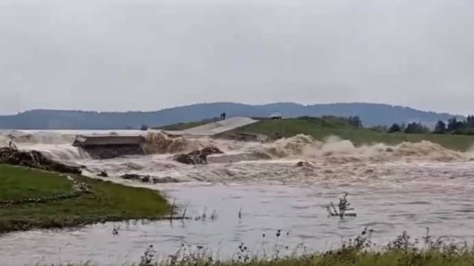 Polish government announces state of emergency due to massive floods, another dam burst