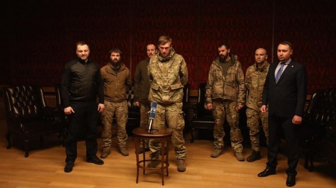 Освобожденные командиры Азова будут находиться в Турции до конца войны - Зеленский