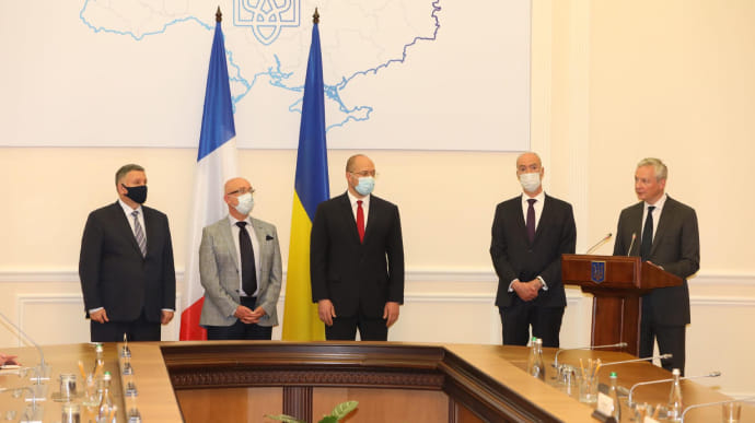Електровози, автодрабини і питна вода: Україна і Франція уклали угоди на 1,3 млрд євро