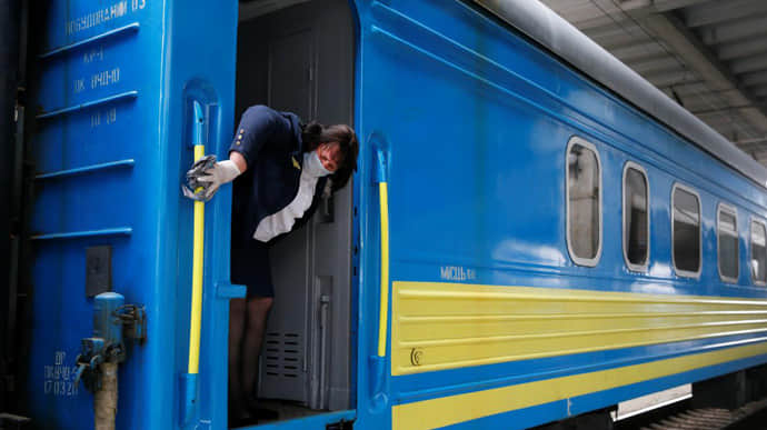 Нападение на женщину в поезде: в УЗ ищут того, кто крышует схему с пассажирами без билетов