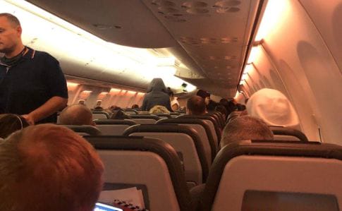 Ще 50 пасажирів рейсів із Дохи тримають у літаку: відмовляються від обсервації