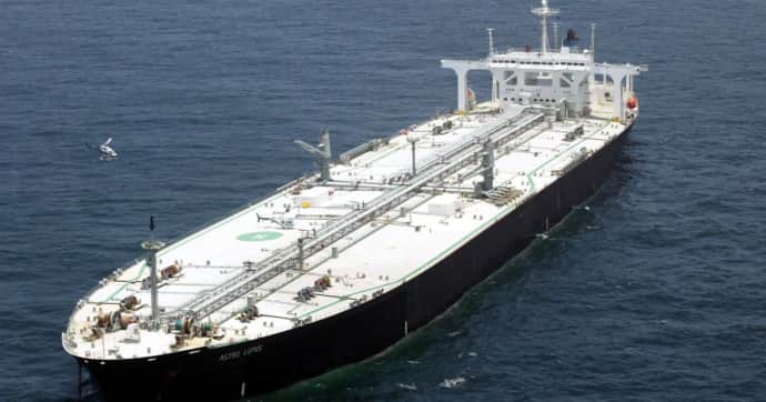 Половину нефти РФ в октябре перевозили теневые танкеры, которые не подпадают под санкции – CREA