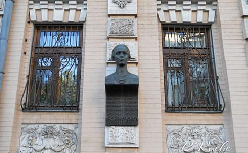 У Києві з фасаду музею вкрали погруддя Лесі Українки