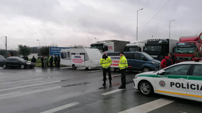 Словаки тимчасово розблокували пункт пропуску на кордоні з Україною