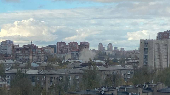 Боевики заявляют, что возле дома правительства в Донецке упал снаряд