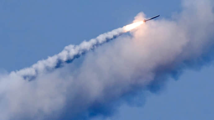 Повітряні сили попередили про загрозу балістики для трьох регіонів. У Києві – вибухи