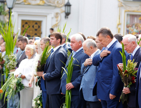 Вместе с Януковичем праздничную литургию посетили спикер Владимир Рыбак, премьер-министр Николай Азаров, секретарь СНБО Андрей Клюев, Генпрокурор Виктор Пшонка и другие