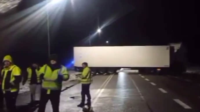 Движение грузовиков из Польши через разблокированный Дорогуск снова остановлено