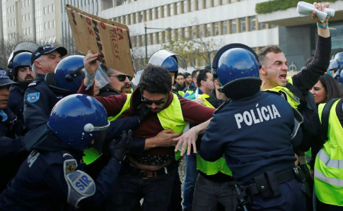 Близько 100 жовтих жилетів зіткнулися з поліцією в центрі Лісабона