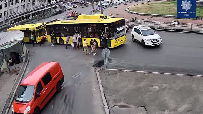 У Києві тролейбус, який пхали пасажири, потрапив у ДТП