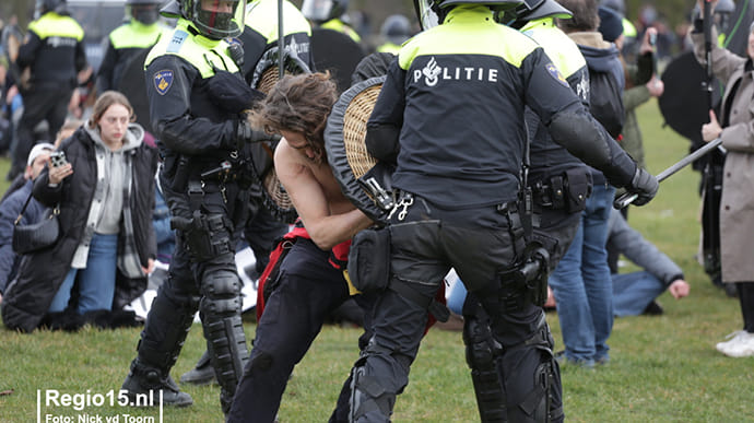 Нидерланды: полиция с водометами разогнала протест против локдауна