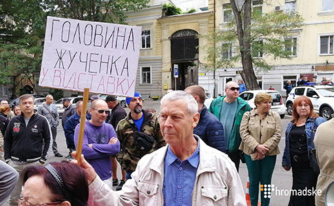 Одесса: под зданием областной полиции требуют отставки ее руководства