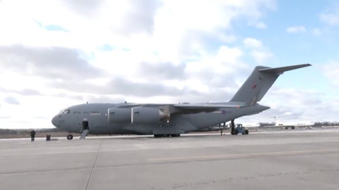 В Украину прибыл самолет с военной помощью от Британии
