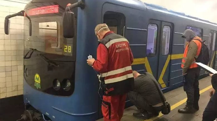 У столичному метро самокат впав на колію – зупиняли усю лінію