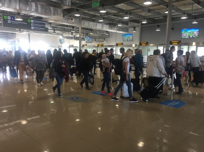 Іноземці в аеропорту чекають на оформлення віз