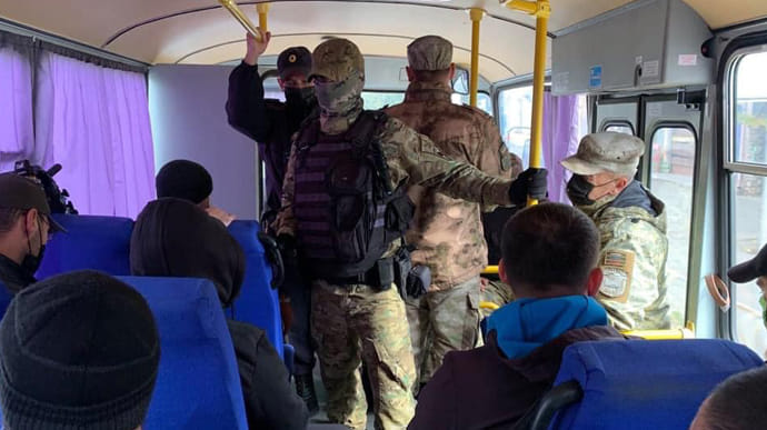 Возле суда в Крыму оккупанты задержали десятки граждан