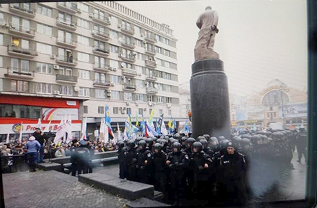 Беркут біля памятника Леніну. Фото Громадського телебачення