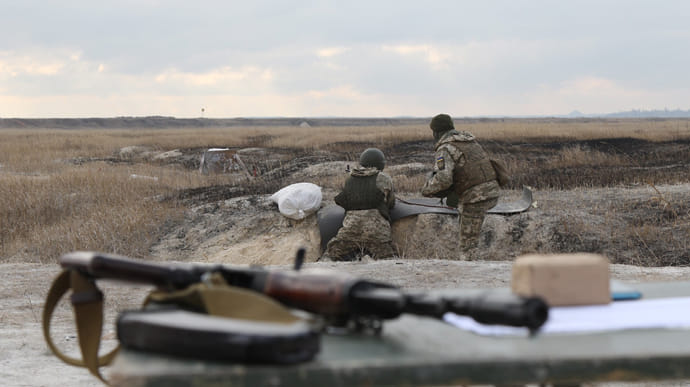 На Донбасі поранили 3 військових ООС