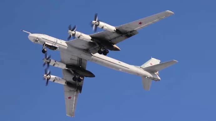 13 Tu-95MS strategic bombers take off in Russia