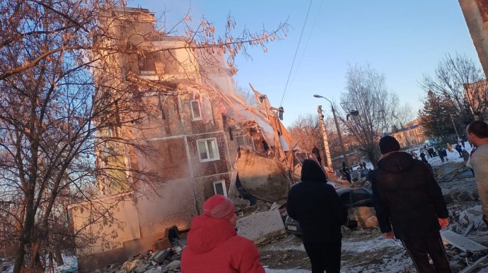 Part of the apartment building collapses due to gas explosion in Russia: people dead, under rubble