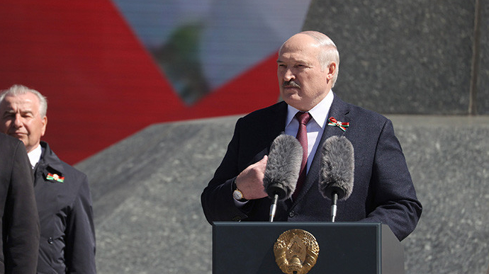Лукашенко заявив, що в Україні нацизм знову підняв голову