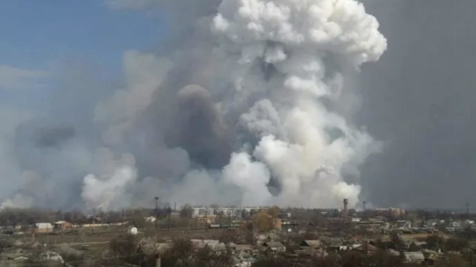 На палаючому складі боєприпасів у Росії почалися вибухи