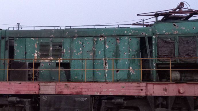 Kherson Oblast: railway carriages ablaze due to fighting