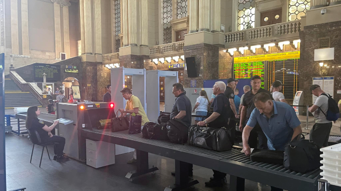 На київському вокзалі будуть перевіряти пасажирів та їхні валізи через металошукачі