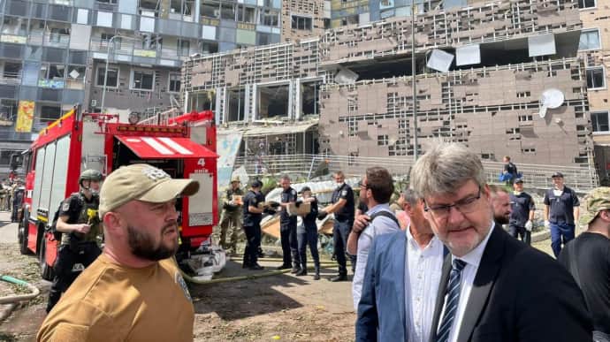 Foreign ambassadors come to Okhmatdyt hospital, which was targeted by Russia – photos, video