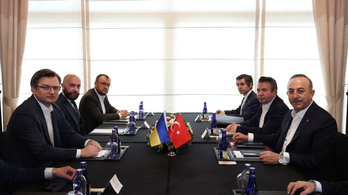 Кулеба перед встречей с Лавровым встретился с главой МИД Турции