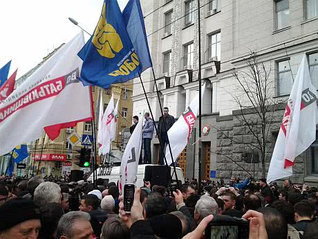 На митинге под Харьковским горсоветом Яценюк, Кличко и Тягнибок выступают из броневике