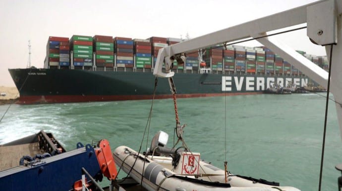 Заблокований Суецький канал: вже сотні суден чекають у черзі