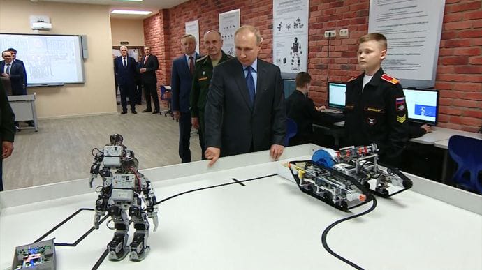 Шойгу заявил, что Россия начала производить боевых роботов