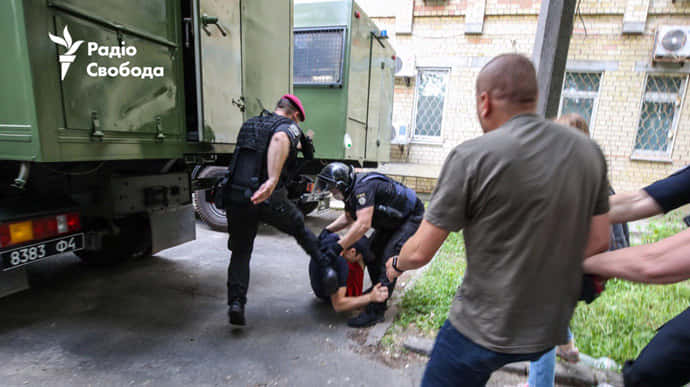 Полицейских, которые били протестующего под судом по Стерненко, отстранили – Крищенко 