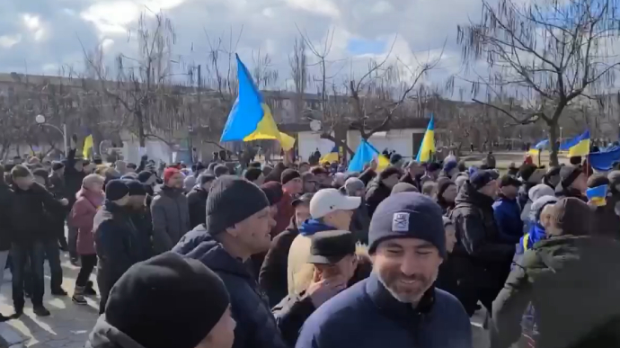 В окупованій Новій Каховці багатотисячний мітинг з українськими прапорами
