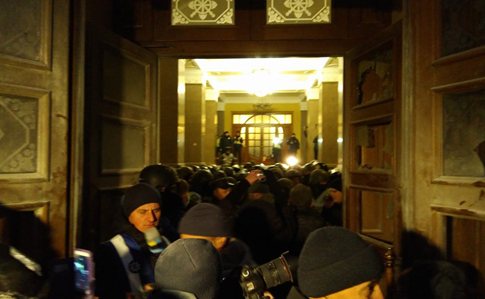 Штаб Саакашвили: Ворвались в холл Октябрьского несмотря на сопротивление Нацгвардии