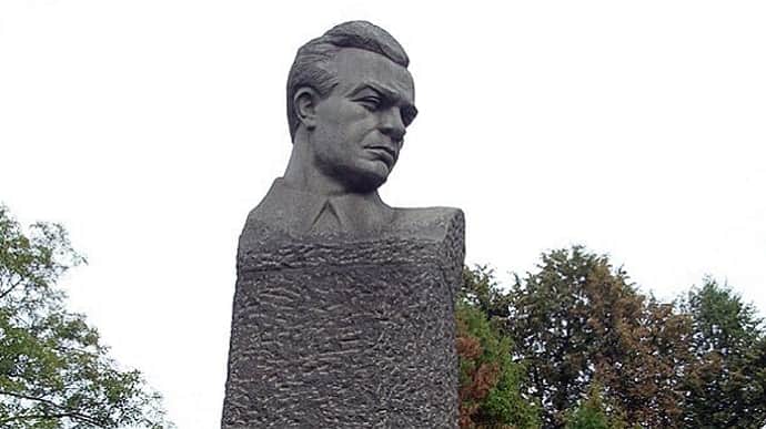 В Киеве снесли памятник большевистскому деятелю и бюст Пушкина